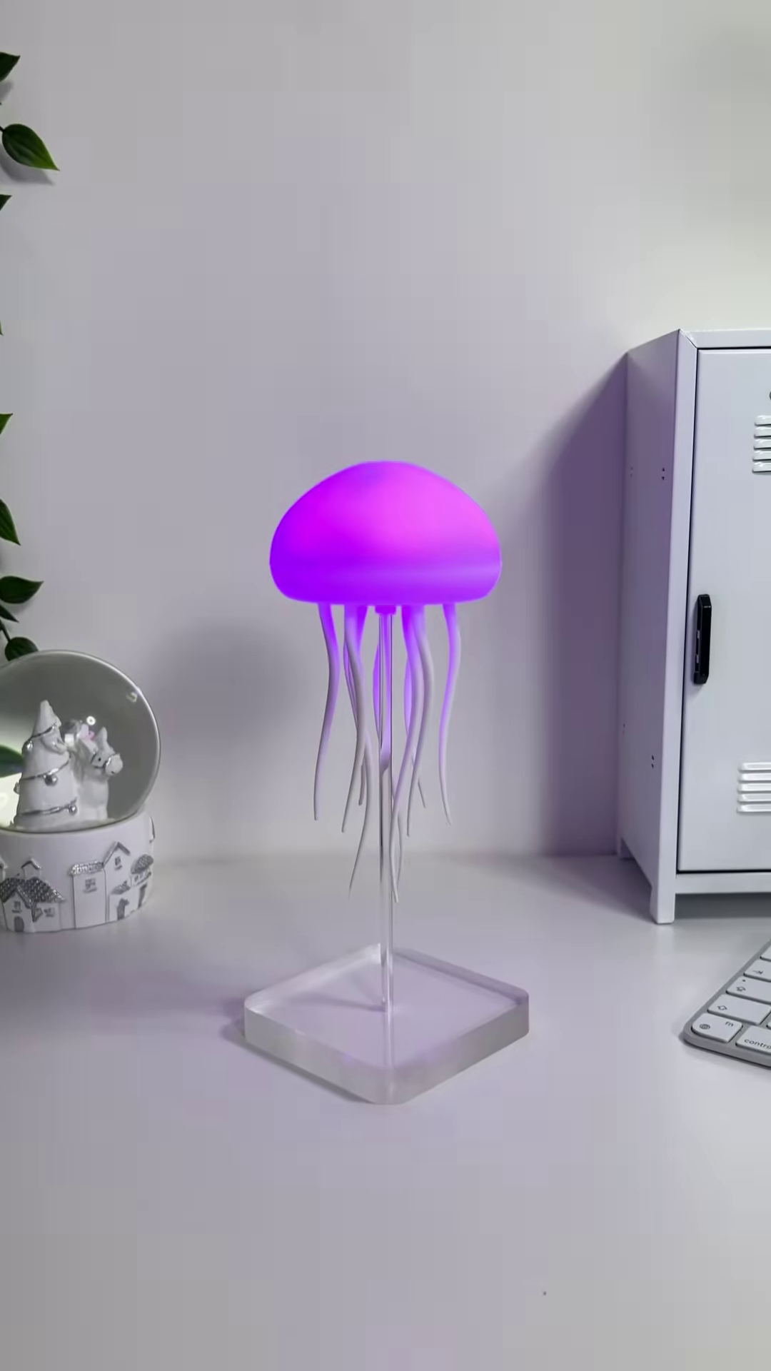 🪼✨ Levitating Jellyfish Night Lamp – The Ocean in Mid-Air