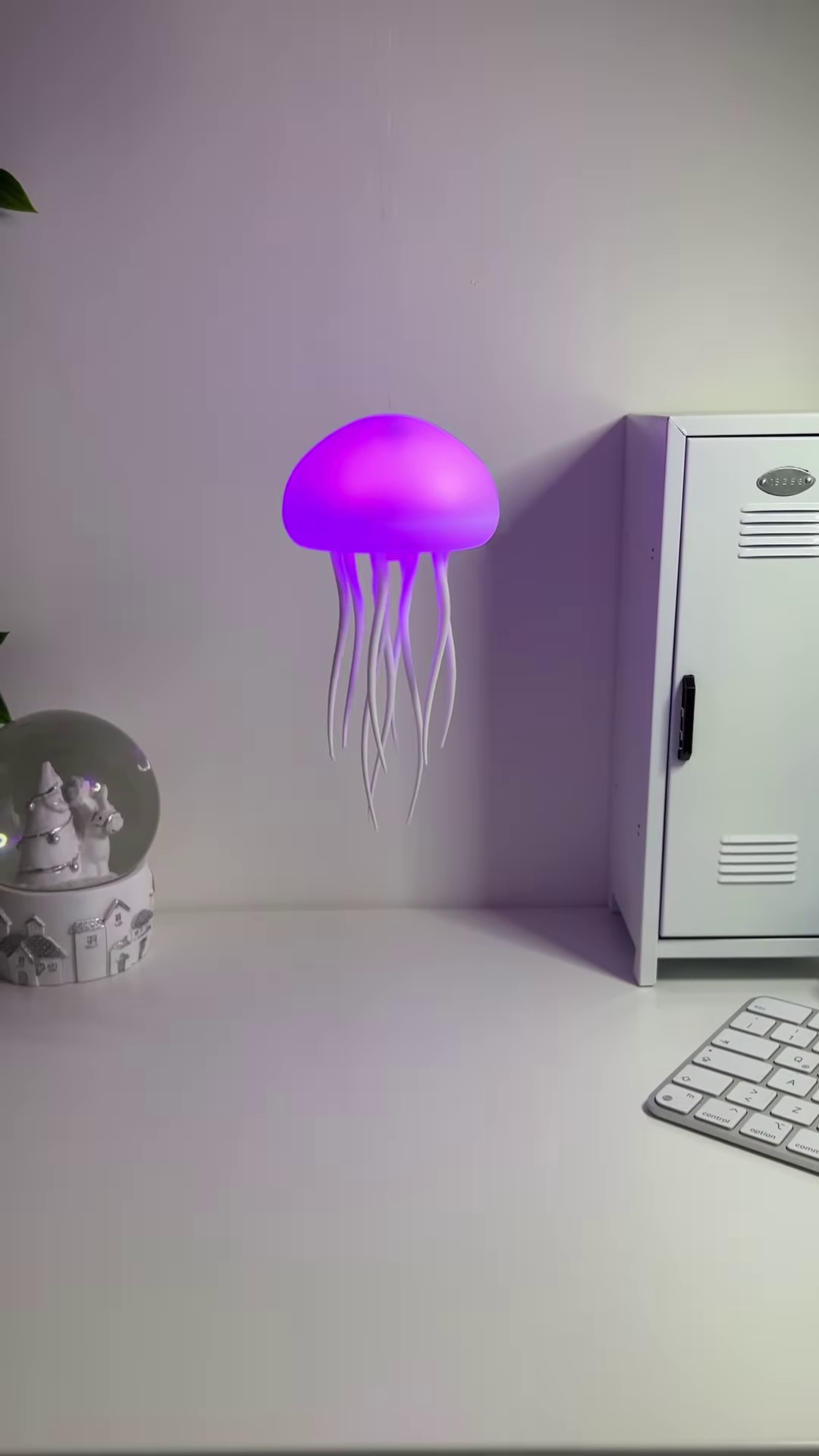 🪼✨ Levitating Jellyfish Night Lamp – The Ocean in Mid-Air