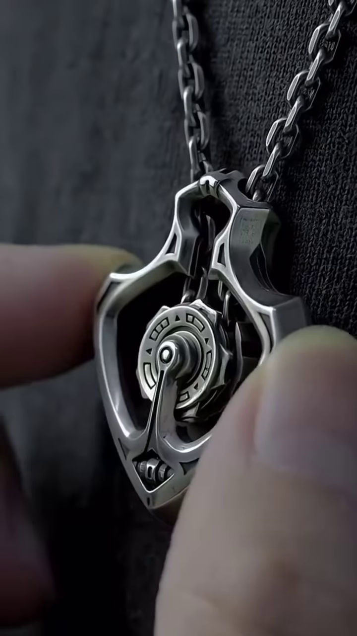 The Mechanical Marvel — Steampunk Elegance in a Pendant ⚙️🖤
