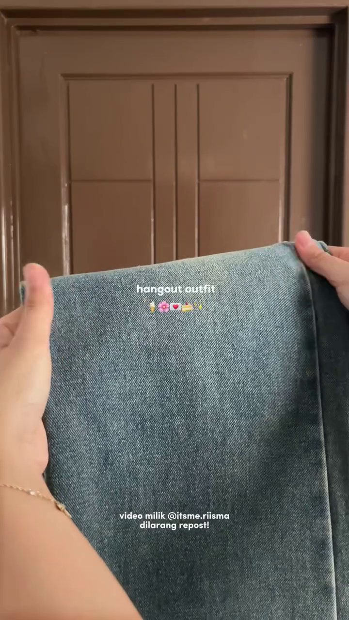 🌼✨ “Floral Bloom Cozy Sweater & Denim Chic Combo” ✨🌼