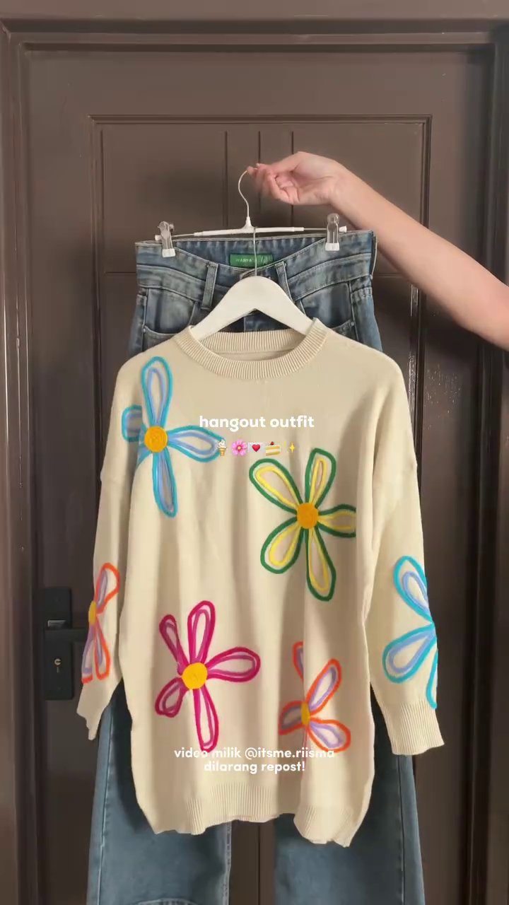 🌼✨ “Floral Bloom Cozy Sweater & Denim Chic Combo” ✨🌼