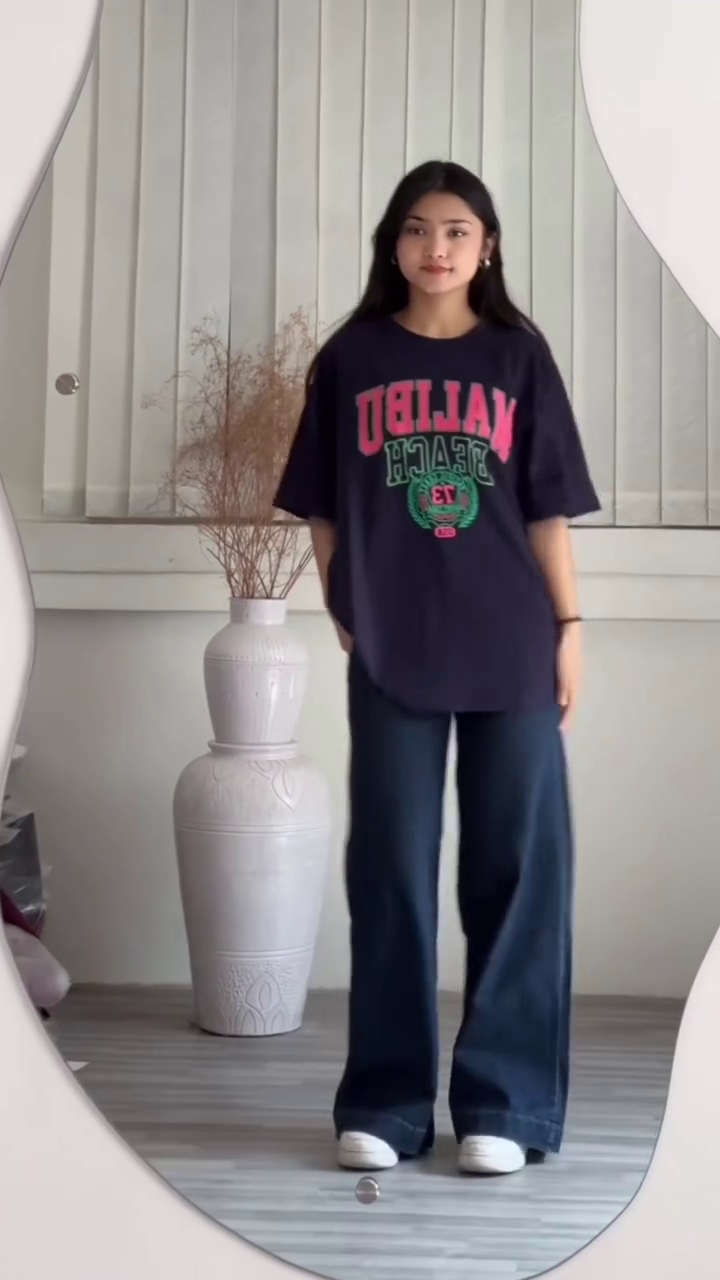 🌟 Vintage Varsity Oversized Graphic Tee – Retro Street Style Collection 👕✨