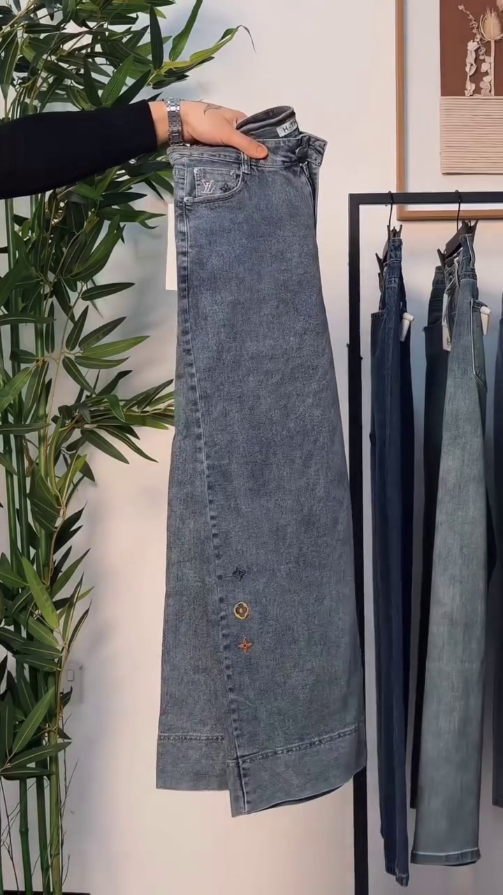 👖 Urban Flow High-Waist Wide Leg Jeans – Modern Denim Collection 💙✨