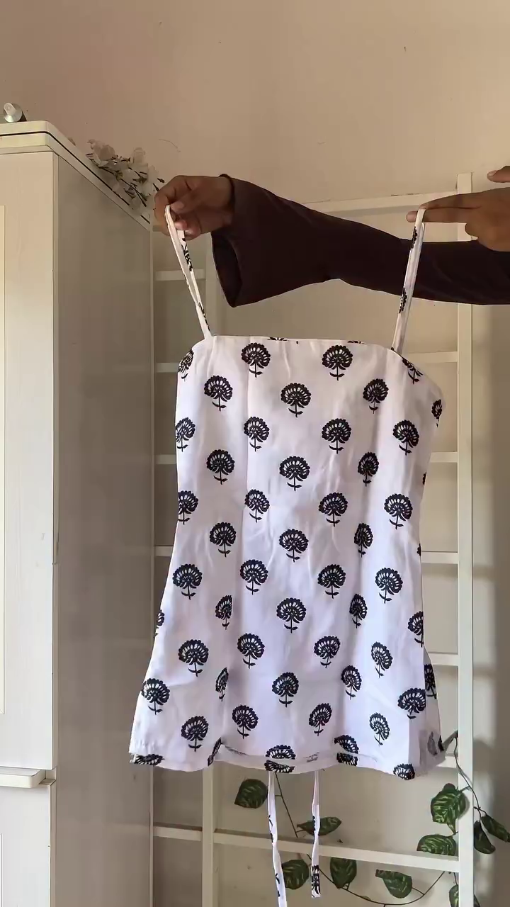 🤍 Daisy Noir Strap Top – Minimal Print, Maximum Style 🤍