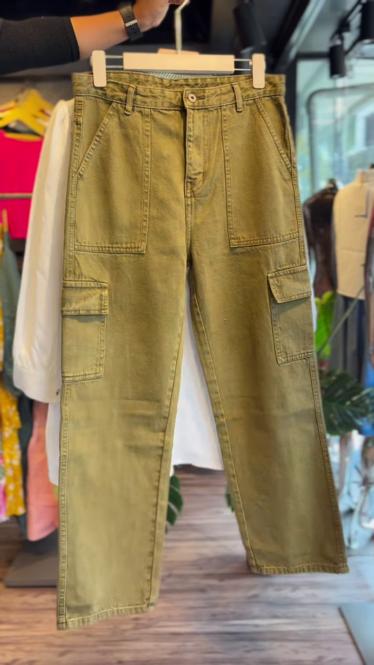 White Mandarin Collar Embroidered Kurti with Olive Green Straight Pants – Casual Ethnic Fusion Set for Everyday Chic